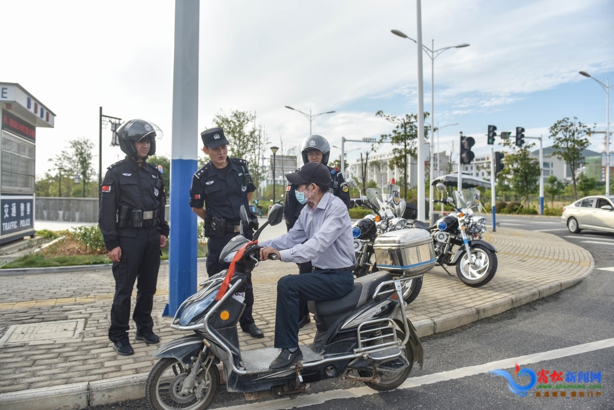 巡邏特警勸導市民戴頭盔騎摩托車.JPG