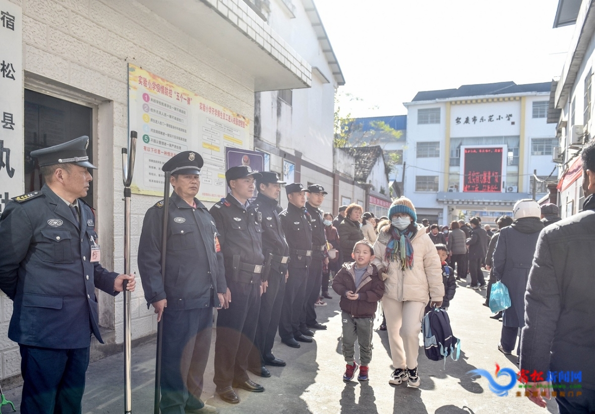 實(shí)驗(yàn)小學(xué)護(hù)學(xué)安全崗執(zhí)勤人員在維護(hù)放學(xué)秩序.JPG
